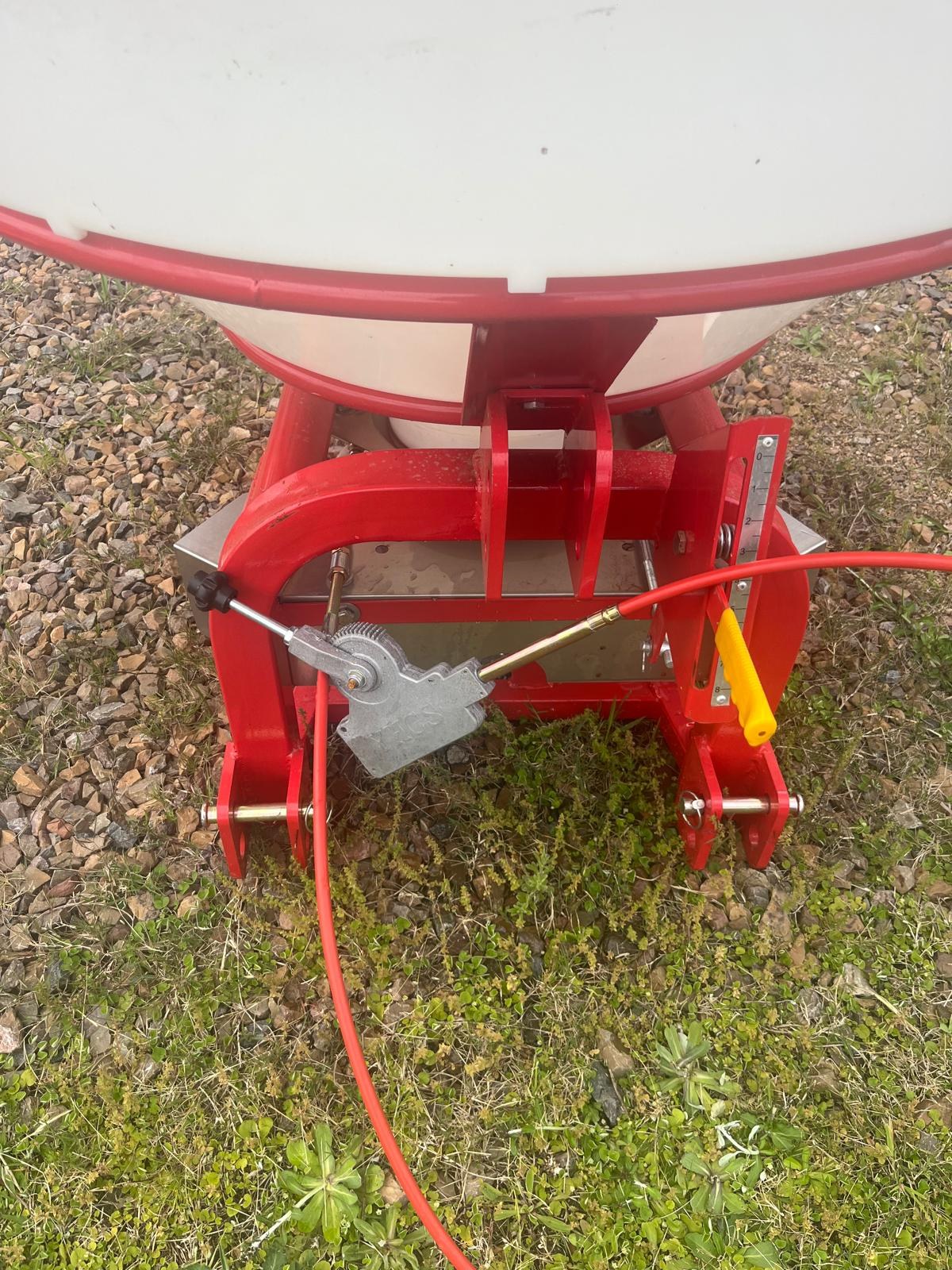 Fertilizadora Equus 600 litros enganche y apertura por maroma